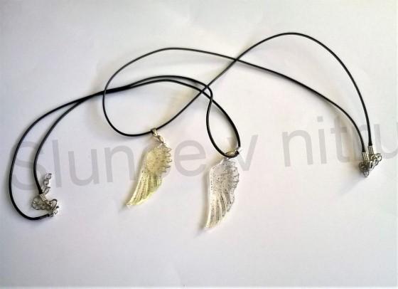 Orgonitový přívěšek andělská křídla s koženou šňůrkou (PP122)