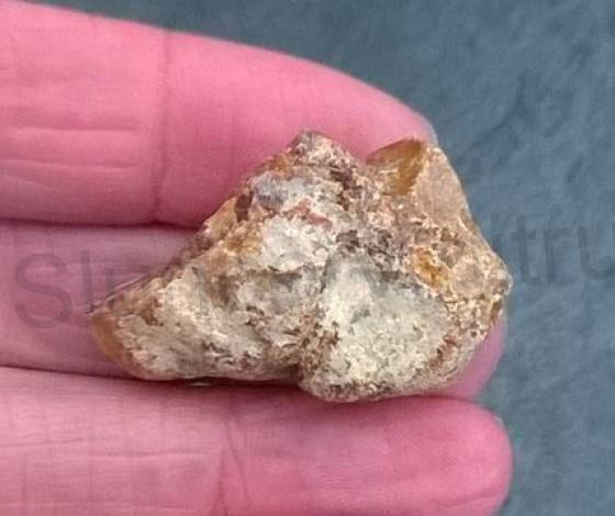 Jantar kopál surový přírodní 4,4 g (X637)