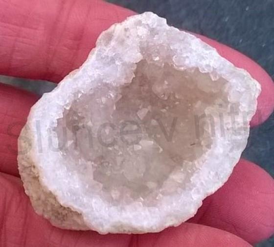 Sněžný Křišťál geoda 32,6g (Maroko) (X668)