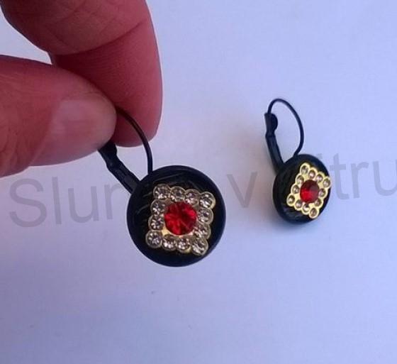 Černé náušnice s kamínky červené (BB570)