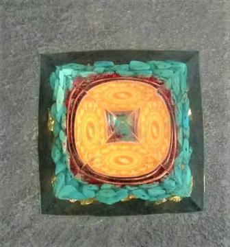 Orgonitová pyramida - Tyrkenitové opojení s čakrovou mandalou 6,7 x 6,2 cm (PP127)