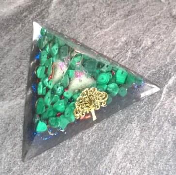 Orgonitová pyramida - strom života s malachitem  8,6 x 4,6 cm (PP130)
