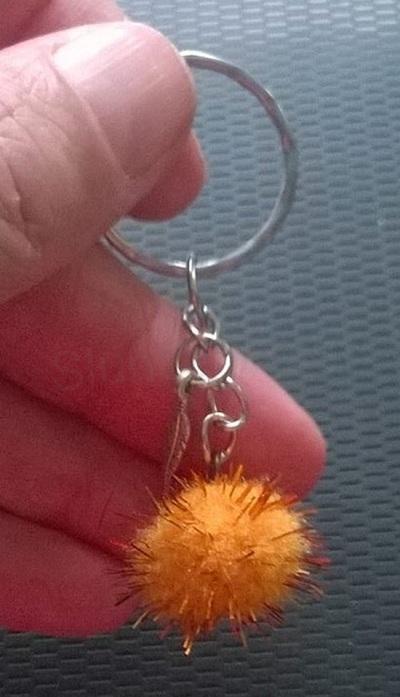 Přívěsek na klíče - barevná bambulka s listkem bílá (H282)