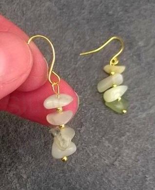 Minerální Serpentinové náušnice zlaté (X688)