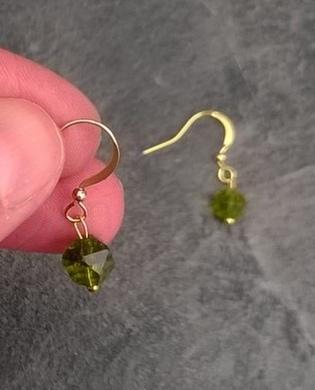 Minerální olivínové fasetované náušnice zlaté (X697)