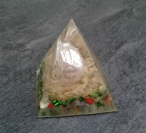 Orgonitová pyramida - minerální kamínky s pampeliškové přání  5,2 x 5,2 cm (PP149)