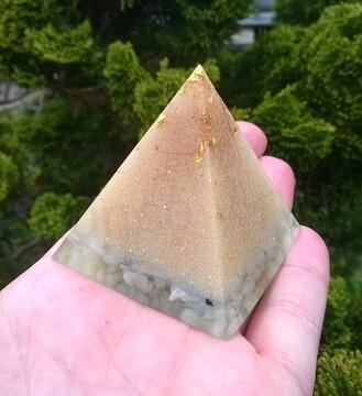 Orgonitová pyramida - písečná bouře s akvamarínem  5,2 x 5,2 cm (PP152)