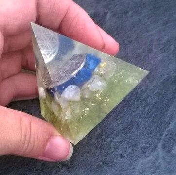 Orgonitová pyramida - kamínkové pokušení s květem života  5,2 x 5,1 cm (PP153)