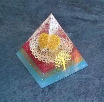 Orgonitová pyramida - Květ zrození v hřejivém opojení  6,1 x 6,1 cm (PP156)