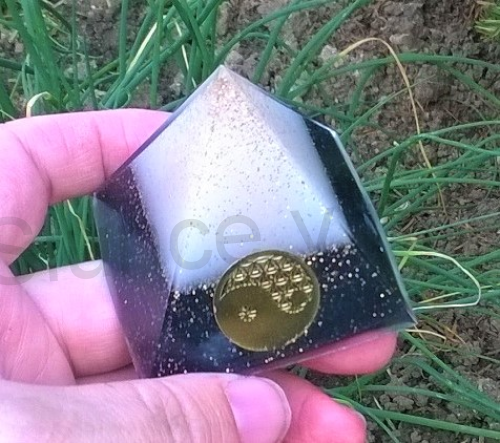 Orgonitová pyramida - Jin a jang v sněhovém provedení  5,7 x 5,4 cm (PP157)