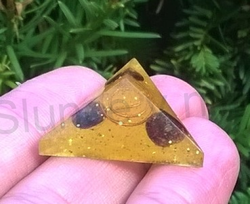 Orgonitová pyramida s granátem 3x1,2cm (PP160)