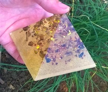 Orgonitová pyramida - se světlem naděje 9,5 x 7,5 cm (PP163)