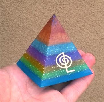 Orgonitová pyramida - duhové pohlazení choku rel  6,3 x 6 cm (PP164)