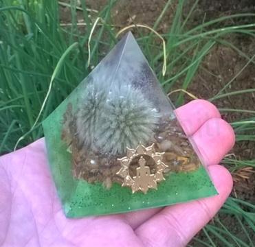 Orgonitová pyramida - S pravým bodláčkem a tygřím okem 6,3 x 6 cm (PP167)