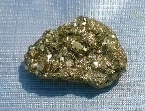 Pyrit drúza Peru 102,8 g (X864)