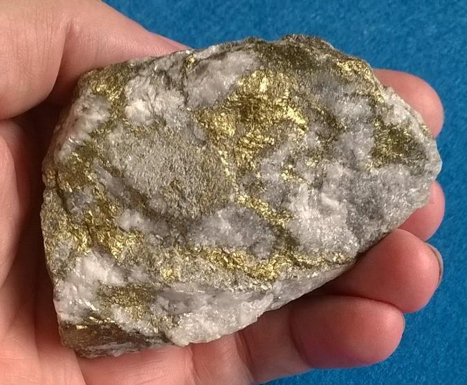 Chalkopyrit na magnezitu 228,8 g (Slovenská Republika) (X942)