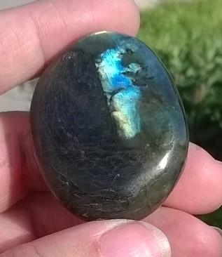 Labradorit hmatka 40,5 g (Madagaskar) (X964)