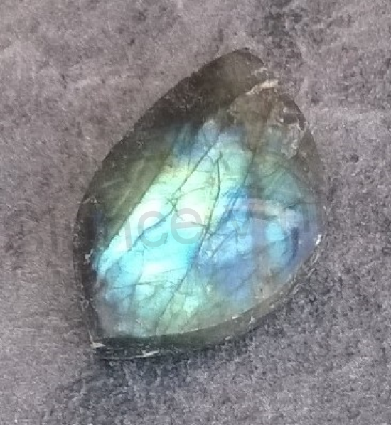 Labradorit kabošon 13,3 g (Madagaskar) (X966)