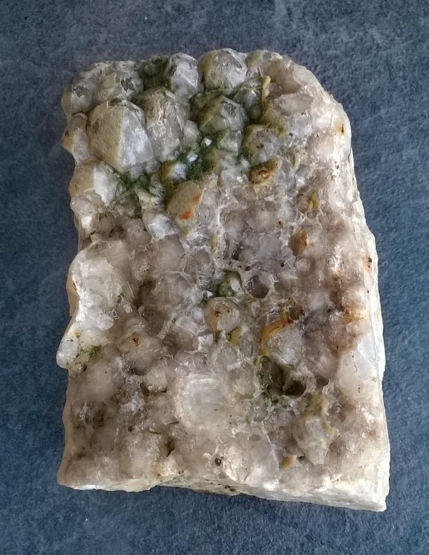  Křemen drúza přecházejicí do ametystu 358 g (Česká Republika) (X985)