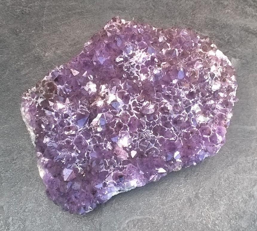 Ametyst drúza s kalcitem 2636g (Uruguay) (X1070)