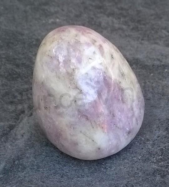 Leštěný lepidolit s křemenem a albitem 42,8 g (Brazílie) (X989)