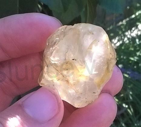 Ohlazený citrín s duhami 30,4 g (Česká Republika) (X1102)