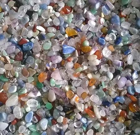 Tromlované kamínky mix 4–16 mm, 100 g – k dekoraci a harmonizaci vody (Brazílie, Afrika) (X1138)