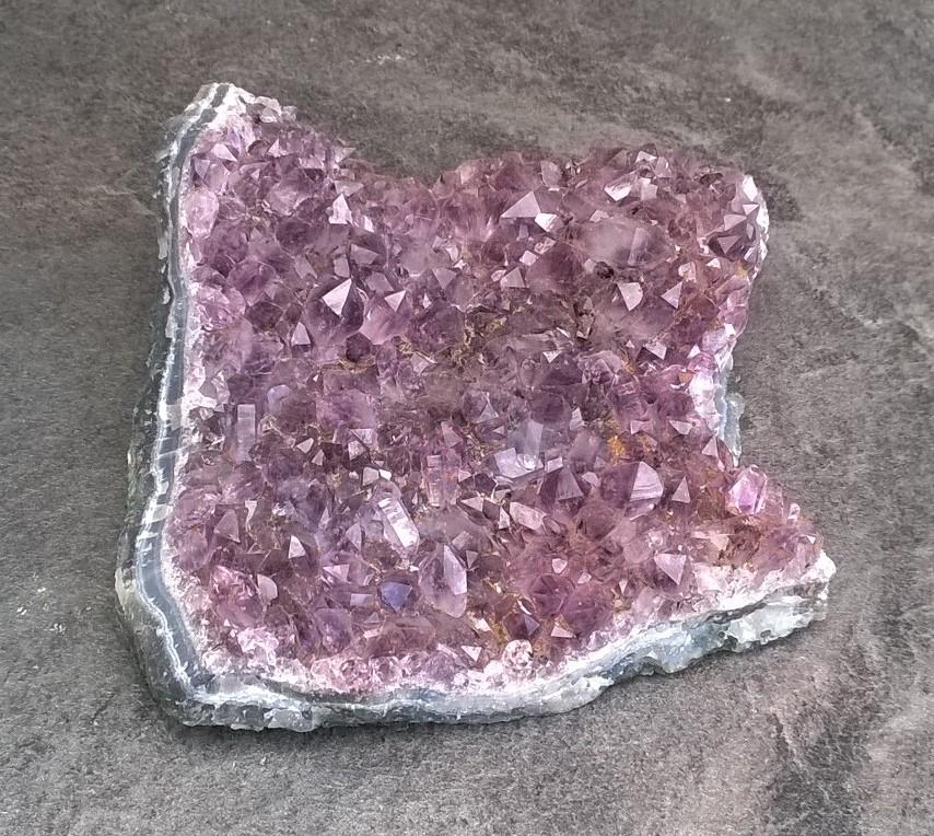 Ametyst drúza narostlá v chalcedonu 365g (Brazílie) (X1143)