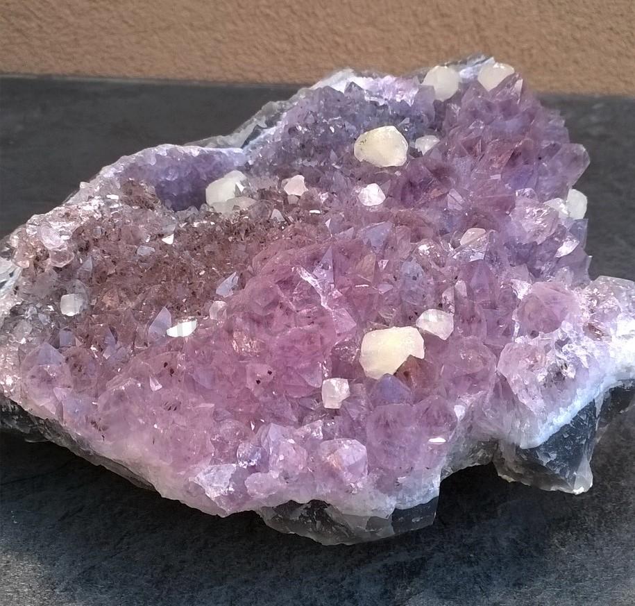 Ametyst drúza s kalcitem narostlá v chalcedonu 1718g (Brazílie) (X1148)