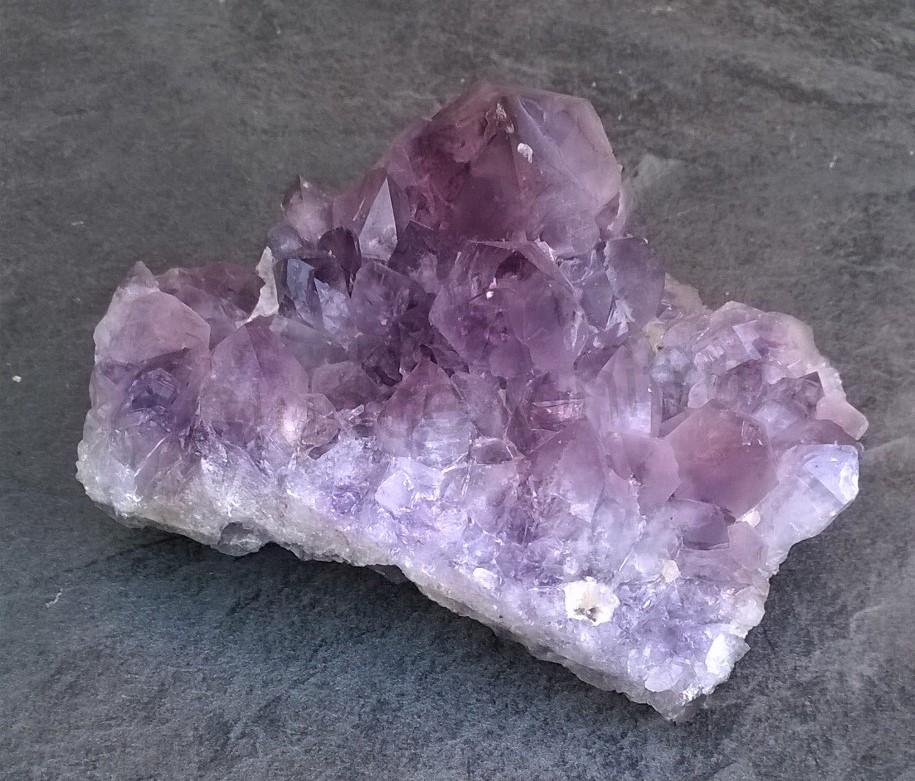 Ametyst drúza s krystalem fantom 374g (Brazílie) (X1151)