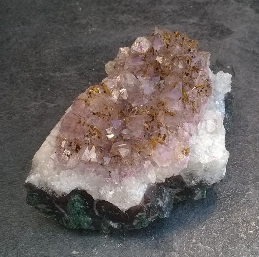 Ametyst drúza narostlá v chalcedonu 394g (Brazílie) (X1154)