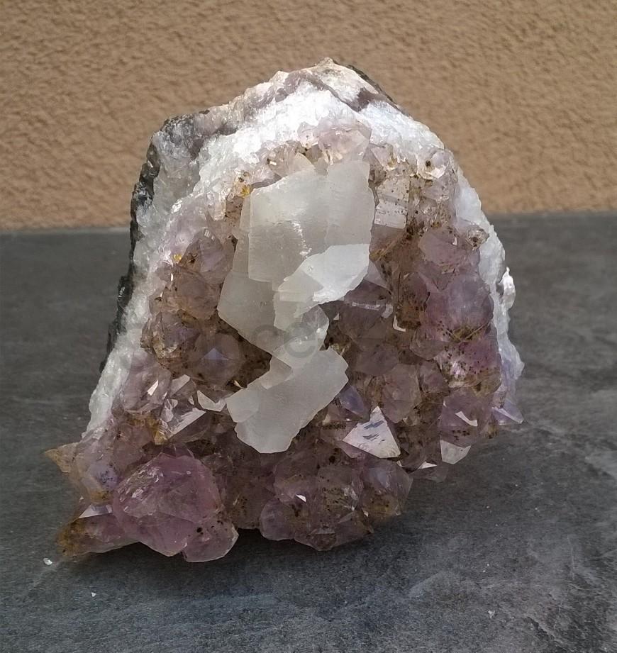 Ametyst drúza s kalcitem narostlá v chalcedonu 461g (Brazílie) (X1156)