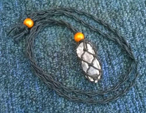 Náhrdelník Křišťál špice na pletené šňůrce (Brazílie) (X1172)