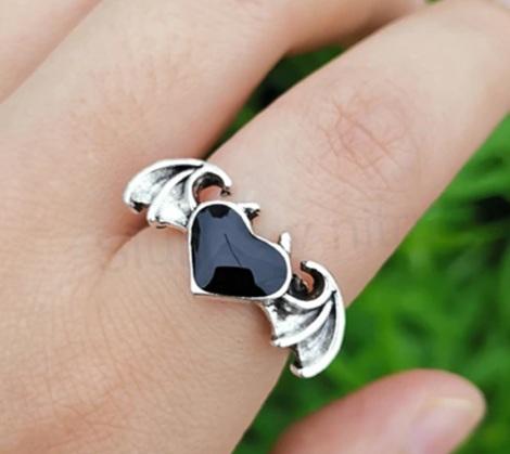 Gotický prsten Devil srdce s křídly (BP396)