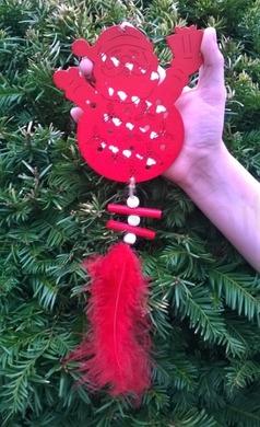 Dřevěné výřezy - závěsná ozdoba Ježíšek, mikuláš s peříčkem (V59)