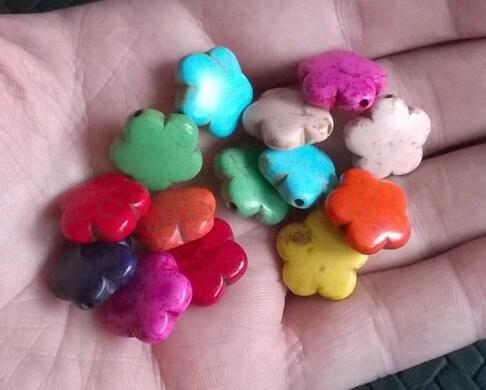 Tyrkysová kytička z minerálů - 15,5 x 15 mm růžová (X1240)