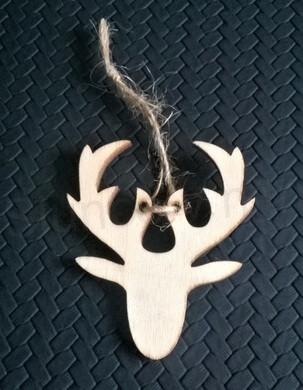 Dřevěná vánoční ozdoba jelen (H369)