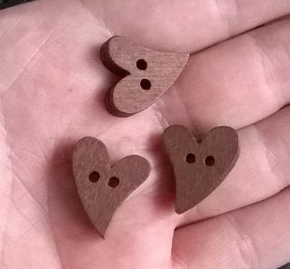 Dřevěné výřezy - srdce knoflík 1,9 x 1,7 cm tmavě hnědé (V118)
