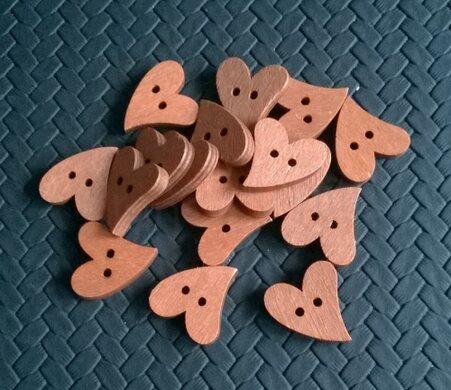 Dřevěné výřezy - srdce knoflík 2,3 x 2 cm hnědý (V120)