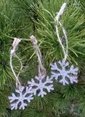 Dřevěná vánoční ozdoba vločka s glitry (H376)