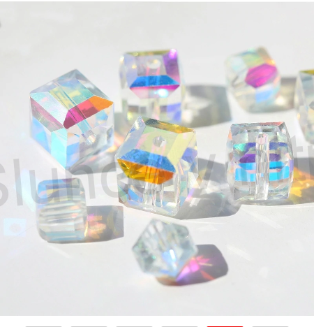 Swarovski korálky 8mm - kostičky crystal AB (AC48)