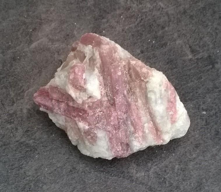 Turmalín rubelit surový 125 g (Brazílie) (X1274)