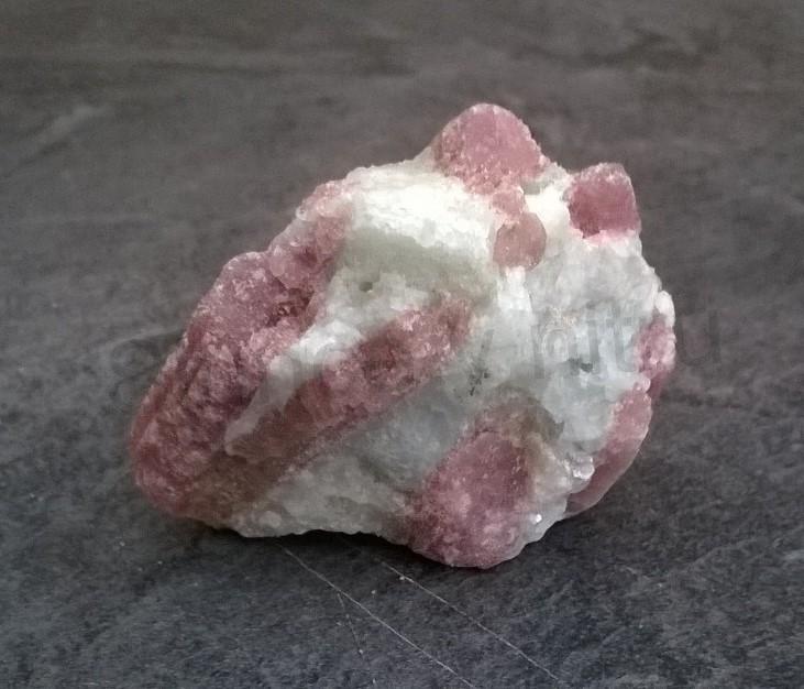 Turmalín rubelit surový 103 g (Brazílie) (X1277)