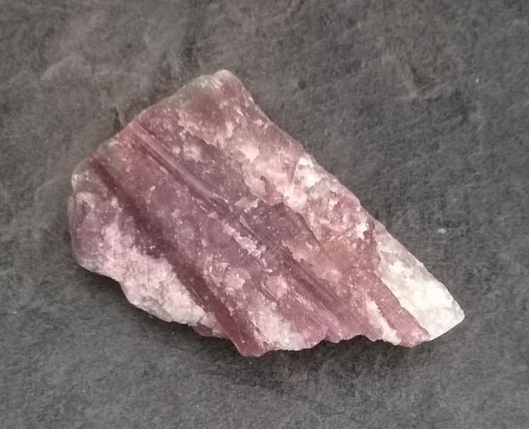 Turmalín rubelit surový 121 g (Brazílie) (X1279)