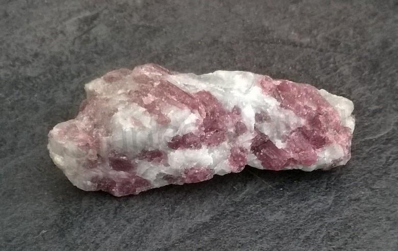 Turmalín rubelit surový 110 g (Brazílie) (X1280)