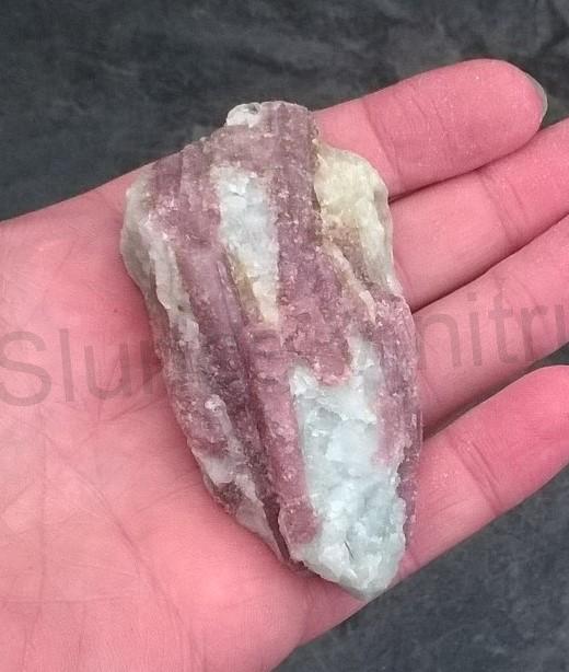 Turmalín rubelit surový 104 g (Brazílie) (X1281)