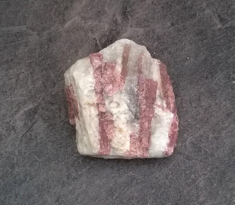 Turmalín rubelit surový 116 g (Brazílie) (X1282)