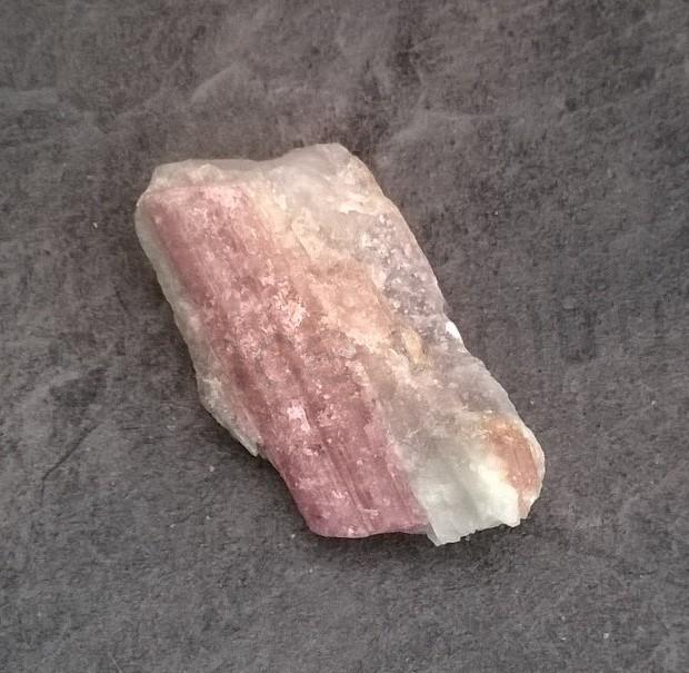 Turmalín rubelit surový 81 g (Brazílie) (X1284)