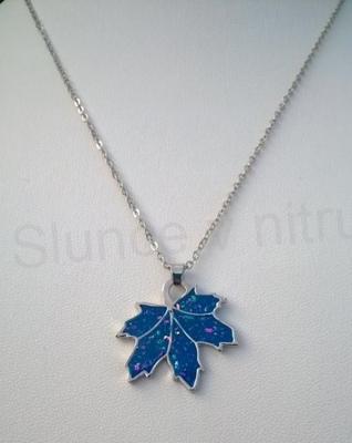 Opálový minerální náhrdelník ve tvaru javorového listu (X1288)