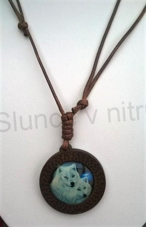 Provázkový dřevěný náhrdelník s kabošonem vlk (BD599)